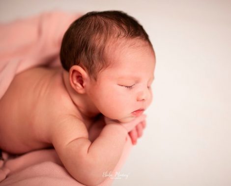 Photo nouveau ne et bebe.Newborn posing
